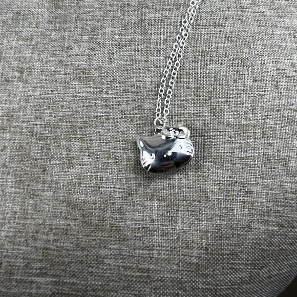 Hello Kitty necklace in silver - Picture 1 of 3